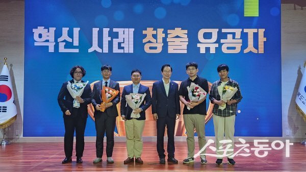 임종식 경북교육감이 AI 기반 혁신 사례 창출 유공자에게 표창을 하고 있다. 사진제공 ㅣ 경북교육청