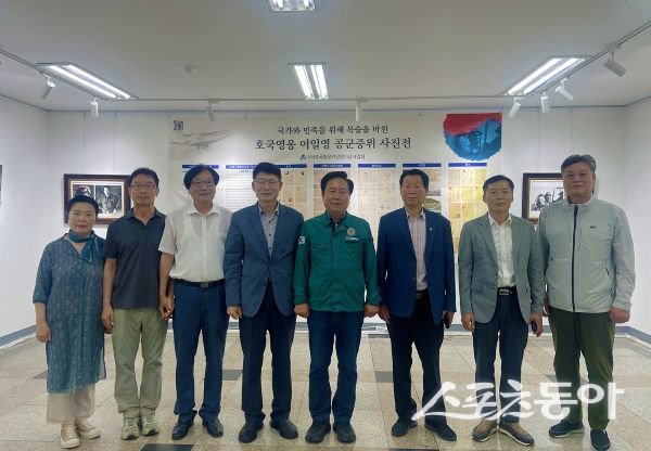 안동시가 27일 호국영웅 이일영 공군 중위 사진전 및 글짓기 대회 개최를 개최한 후 기념촬영을 하고 있다. 사진제공ㅣ안동시