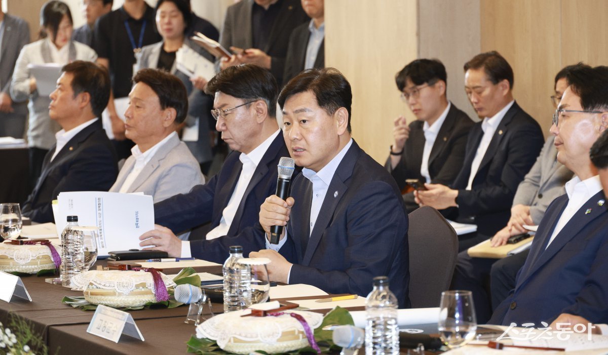 김관영 전북자치도지사가 27일 전북청년허브센터 대회의실에서 열린 도-시군 청년정책 교류회에서 이야기를 하고 있다. 사진제공=전북자치도