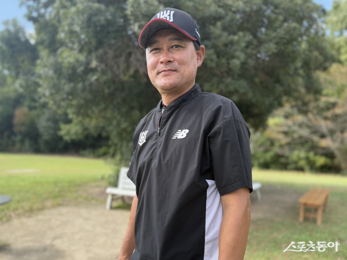 이종범 KT 코치가 시즌 중 야구 예능 프로그램 출연을 결심해 퇴단했다. 와카야마(일본)|김현세 기자 kkachi@donga.com