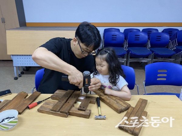 영덕군가족센터가 운영한 ‘우리동네 아빠교실’에서 목공예 체험 활동을 하고 있다. 사진제공 ㅣ 영덕군