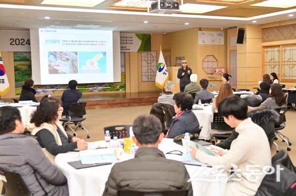 윤경희 청송군수는 군민과 소통하며 공약사업 추진성과를 설명하고 군정 운영 방향을 밝혔다. 사진제공 ㅣ 청송군