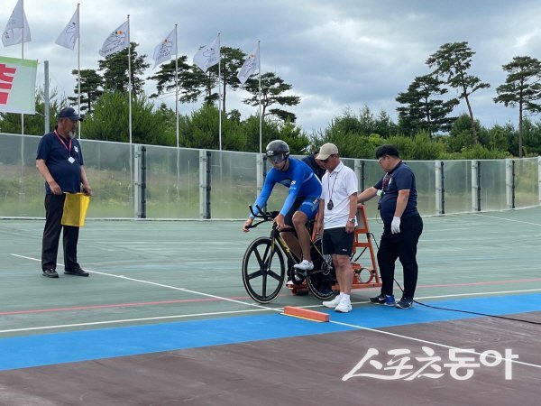 포항시체육회 사이클팀 김준호 선수가 남자일반부 1km 개인독주 출발을 하고 있다. 사진제공 ㅣ 포항시체육회