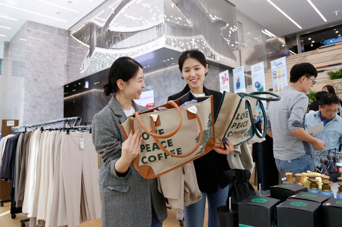광동제약 ‘기부형 플리마켓’ 행사에 참여한 임직원과 과쳔 지역민 사진제공|광동제약