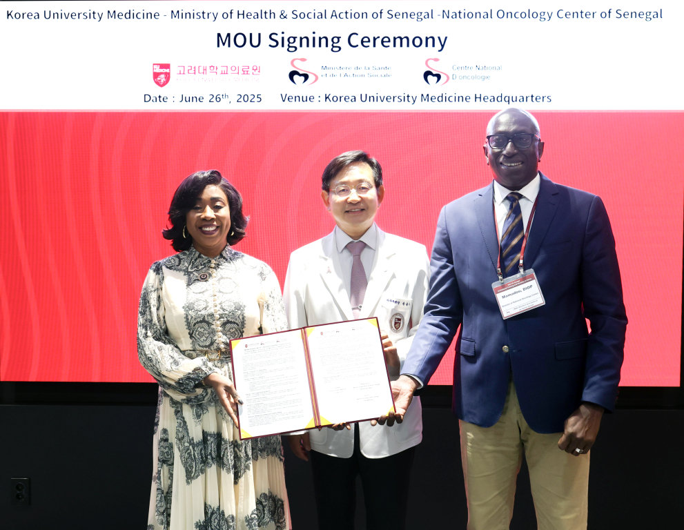 세네갈 보건부 파투 바라 은존 국장, 윤을식 고려대 의무부총장, 세네갈 국립암센터 마마두 디오프 신임 원장(왼쪽부터) 사진제공|고려대의료원