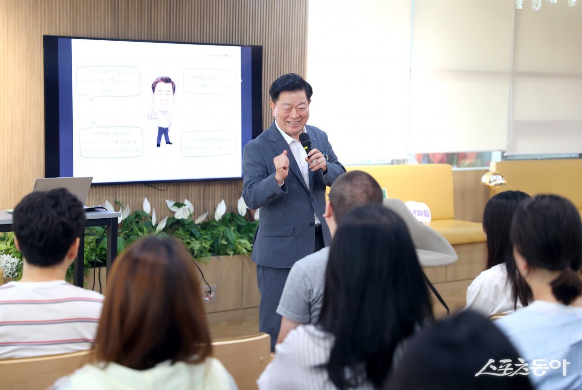 박승원 광명시장이 지난 27일 오전 청년동 공유공간에서 열린 ‘청년잡(Job)담’ 토크콘서트에서 청년들과 소통하고 있다. 사진제공｜광명시