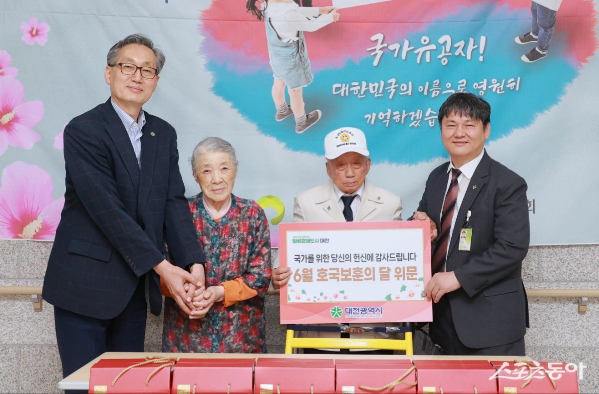 유득원 대전시 행정부시장은 지난 27일 대전보훈요양원을 방문해 입원 중인 국가유공자와 보훈가족을 위문하며 위문품을 전달했다. 사진제공｜대전시