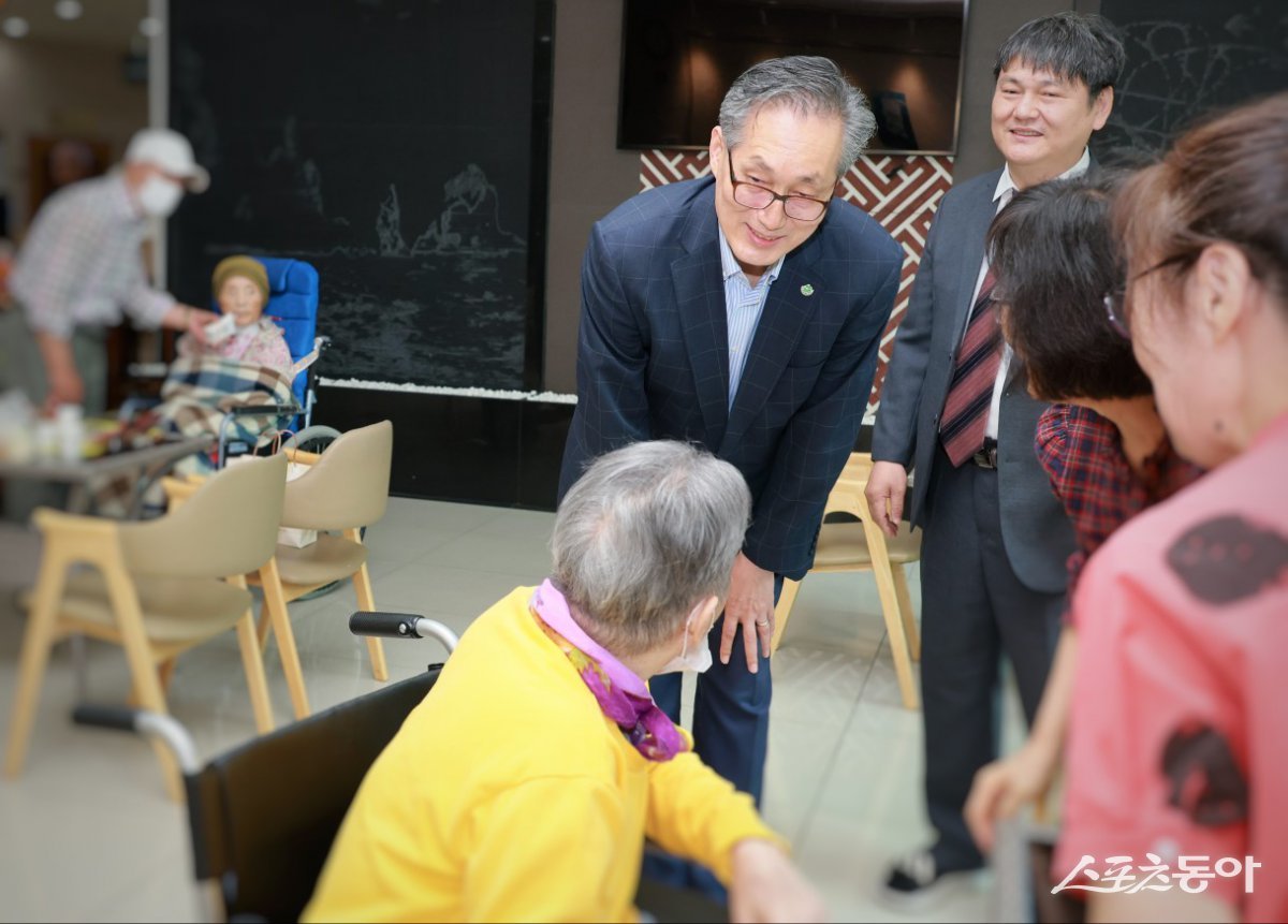 유득원 대전시 행정부시장은 지난 27일 대전보훈요양원을 방문해 입원 중인 국가유공자와 보훈가족을 위문하며 위문품을 전달했다. 사진제공｜대전시