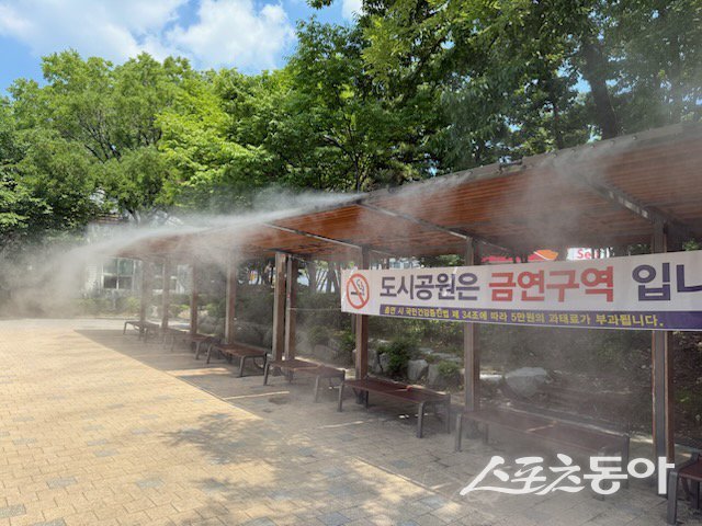 용인특례시(시장 이상일)는 여름철 폭염 대응을 위해 수지구 죽전중앙근린공원과 신정문화공원에 ‘쿨링포그 시스템’을 설치해 27일부터 본격 운영에 들어간다(신정문화공원에 설치된 쿨링포그). 사진제공｜용인시