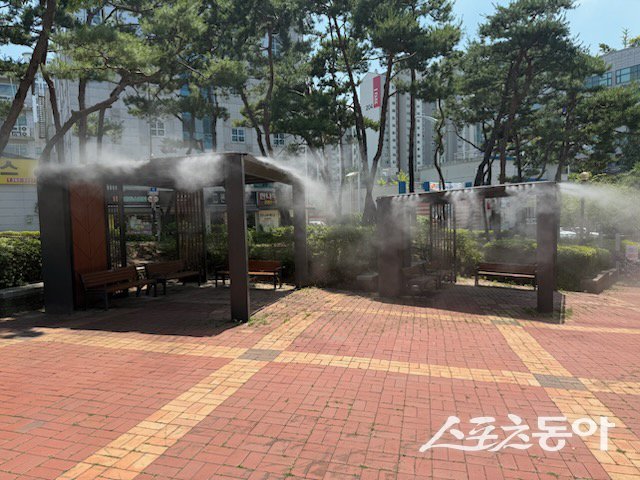 용인특례시(시장 이상일)는 여름철 폭염 대응을 위해 수지구 죽전중앙근린공원과 신정문화공원에 ‘쿨링포그 시스템’을 설치해 27일부터 본격 운영에 들어간다(죽전중앙근린공원에 설치된 쿨링포그). 사진제공｜용인시