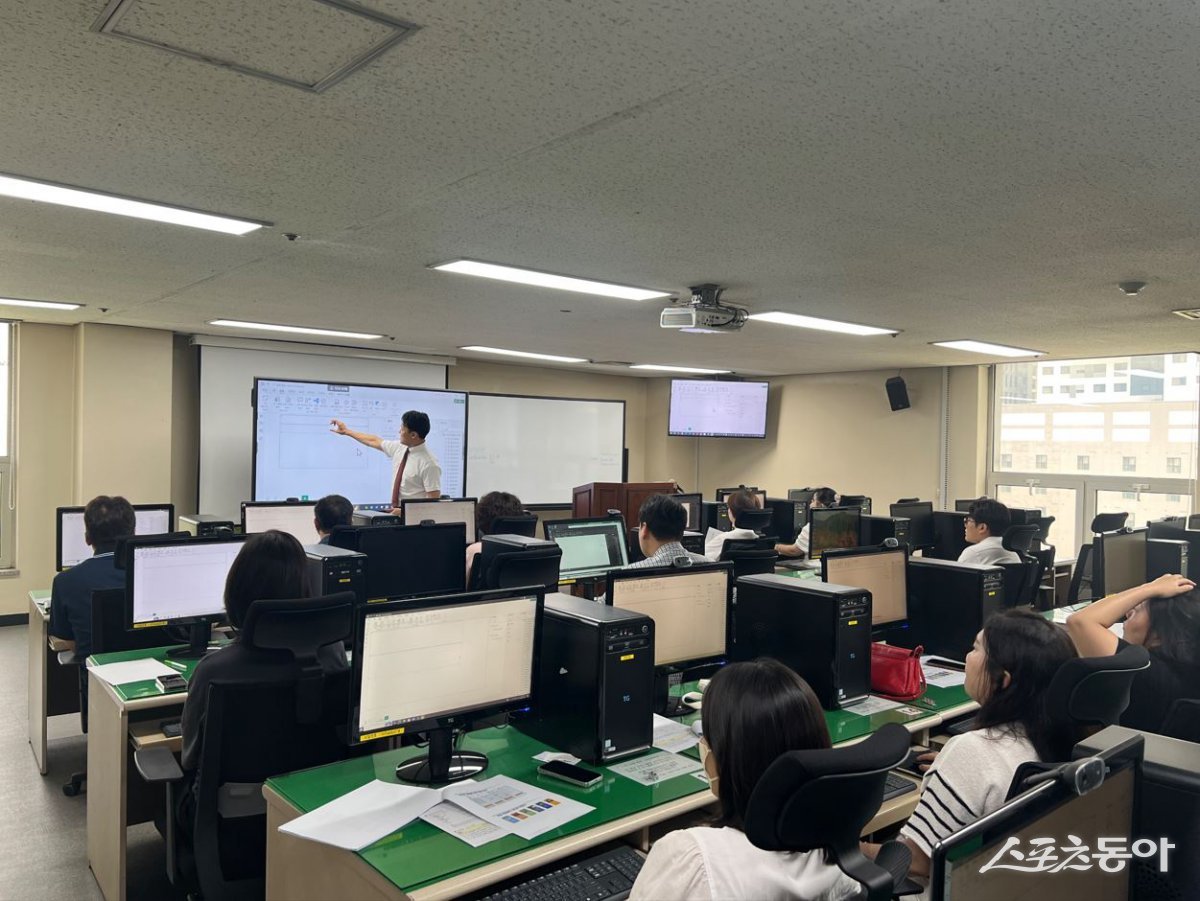 안양시(시장 최대호)는 지난 26일 시청 8층 정보화교육장에서 직원 20명을 대상으로 ‘데이터 분석 및 시각화 실습 교육’을 실시했다. 사진제공｜안양시