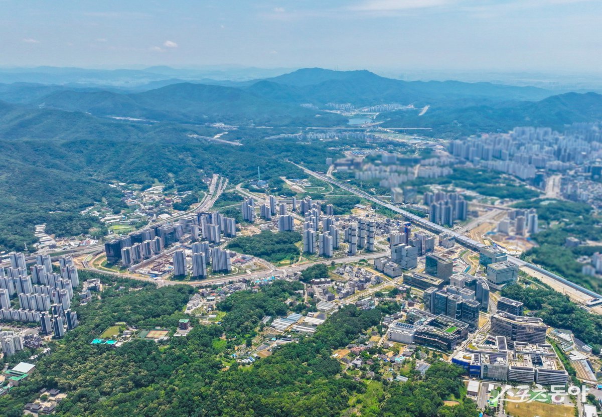 과천시(시장 신계용)는 6월 16일과 26일 양일간 대도시권광역교통위원회(대광위)가 주관한 간담회에서 위례과천선 과천지식정보타운 연장과 신림선 연장 사업이 제5차 광역교통시행계획 수립을 위한 1차 검토 결과 ‘후보사업’으로 선정됐다(과천지식정보타운 전경). 사진제공|과천시