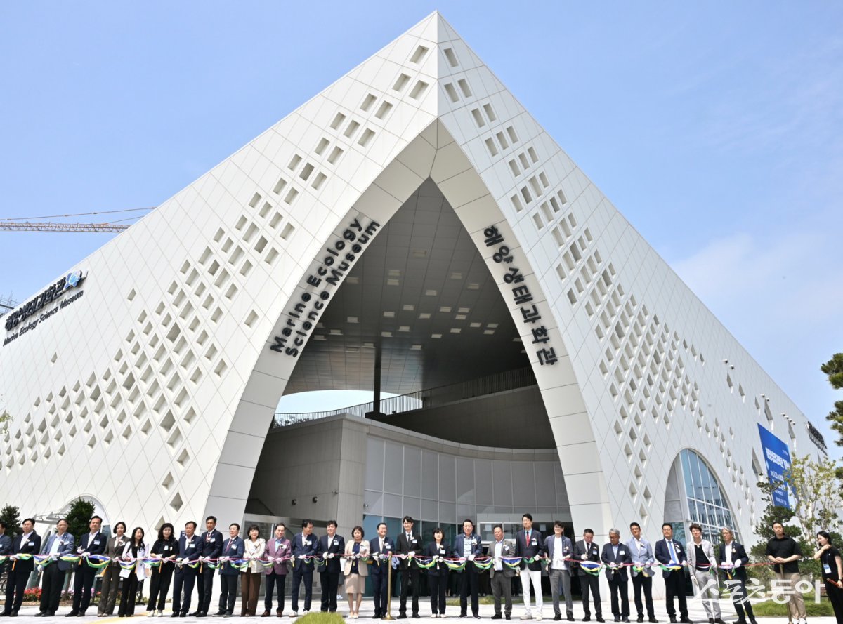 지난 27일 열린 해양생태과학관 개관식 테이프 커팅 현장 모습. 사진제공｜시흥시