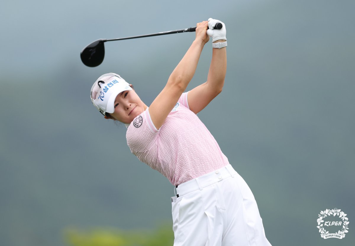 맥콜‧모나 용평 오픈 2라운드 1번 홀에서 티샷을 하고 있는 고지우. 사진제공 | KLPGA