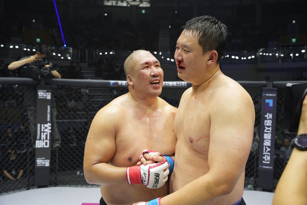 김기환(오른쪽)이 28일 서울 장충체육관에서 열린 ‘굽네 로드FC 073’ 1부 8경기 무제한급에서 허재혁(왼쪽)을 2라운드 판정승으로 꺾은 뒤 악수하고 있다. 사진제공｜로드FC