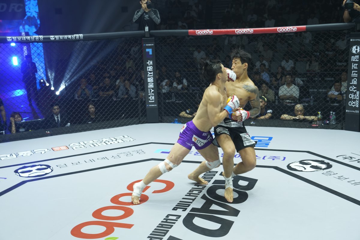한상권(오른쪽)이 28일 서울 장충체육관에서 열린 ‘굽네 로드FC 073’ 1부 10경기 라이트급에서 여제우(왼쪽)에게 백스핀 엘보를 구사하고 있다. 사진제공｜로드FC