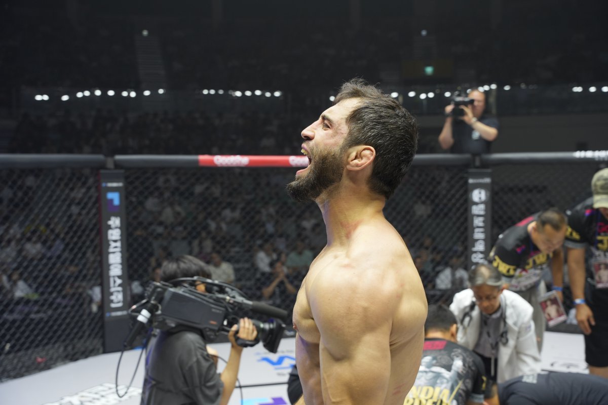 카밀 마고메도프가 28일 서울 장충체육관에서 열린 ‘굽네 로드FC 073’ 2부 5경기 라이트급 글로벌 토너먼트 결승에서 오카를 제압하고 챔피언에 오른 뒤 포효하고 있다. 사진제공｜로드FC