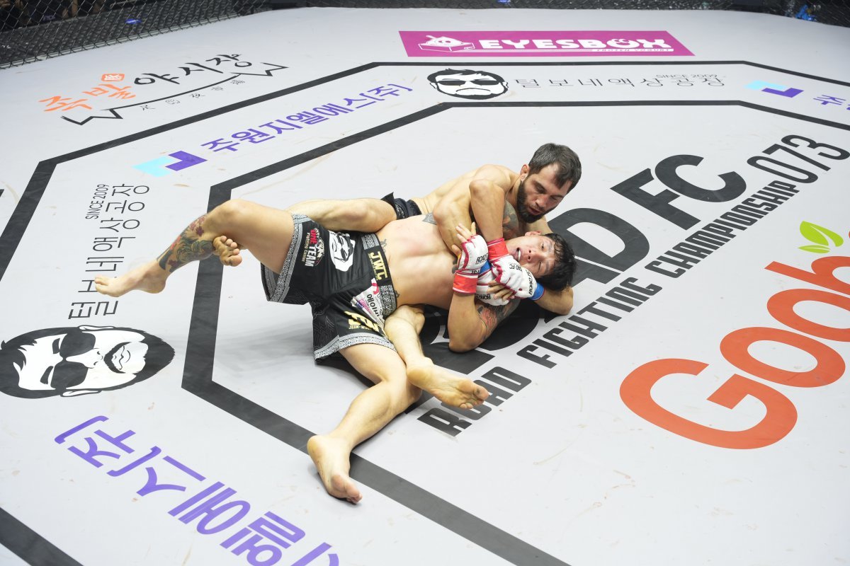 카밀 마고메도프(뒤)가 28일 서울 장충체육관에서 열린 ‘굽네 로드FC 073’ 2부 5경기 라이트급 글로벌 토너먼트 결승에서 오카에게 암 트라이앵글 초크를 구사하고 있다. 사진제공｜로드FC