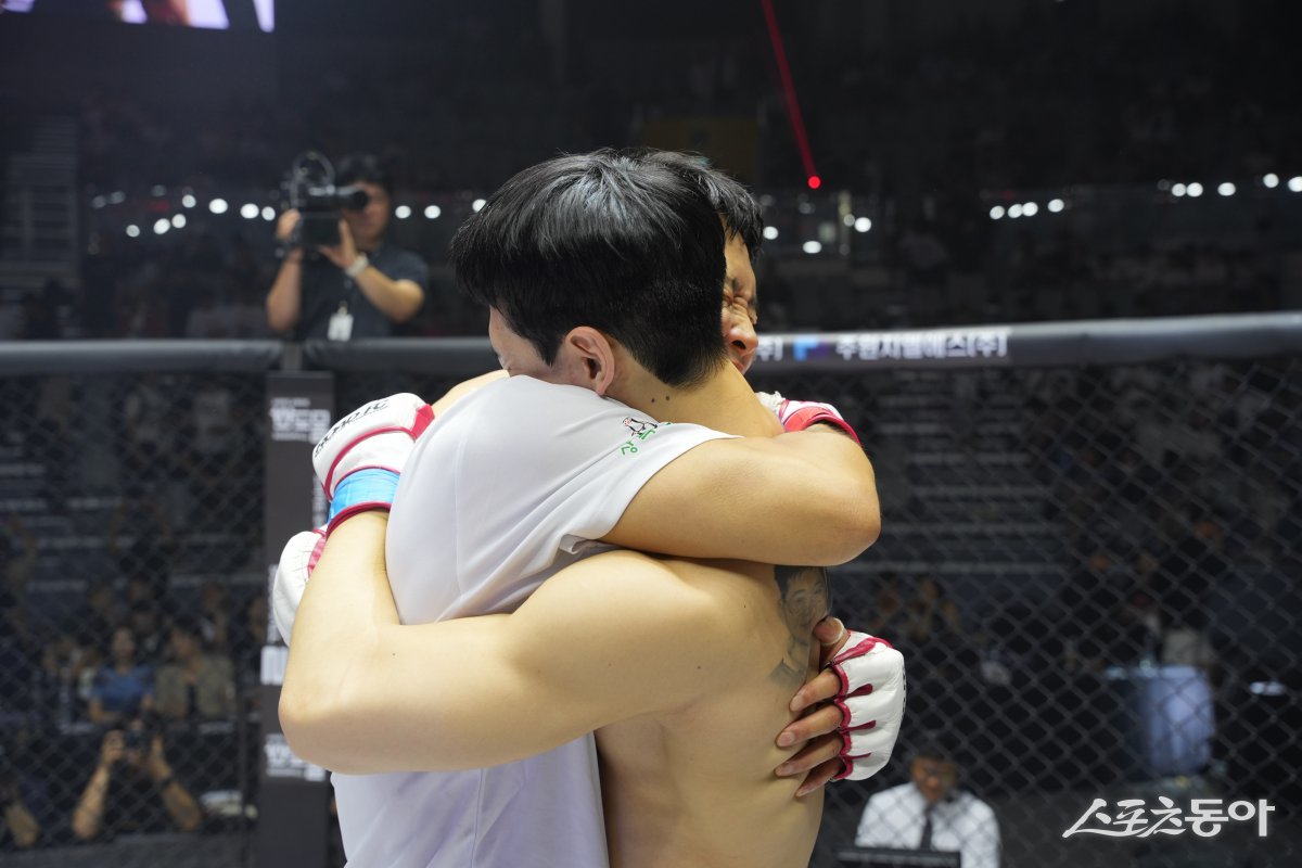 윤형빈(왼쪽)이 28일 서울 장충체육관에서 열린 ‘굽네 로드FC 073’ 2부 6경기 스페셜 이벤트 매치에서 승리한 뒤 맞대결을 펼친 밴쯔와 포옹하고 있다. 사진제공｜로드FC