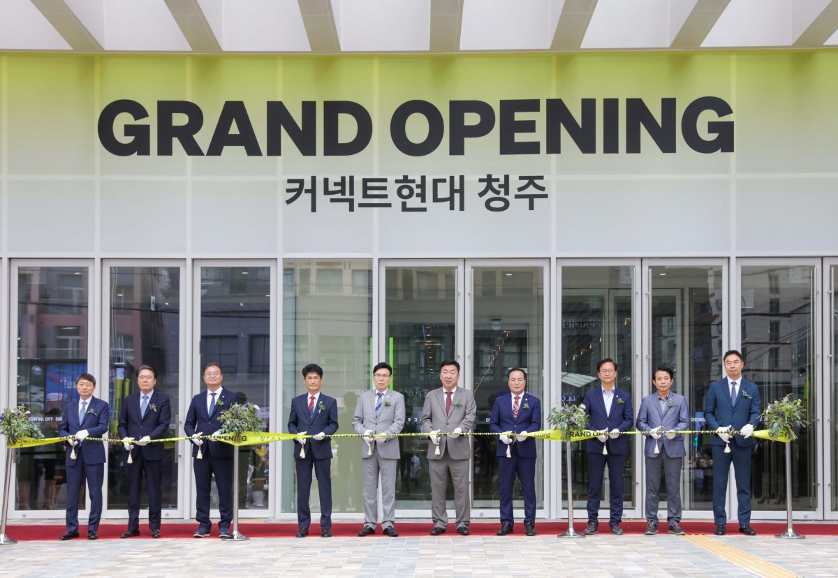 도심형 복합쇼핑몰 ‘커넥트현대 청주’ 오픈식 기념 촬영. 사진제공|현대백화점
