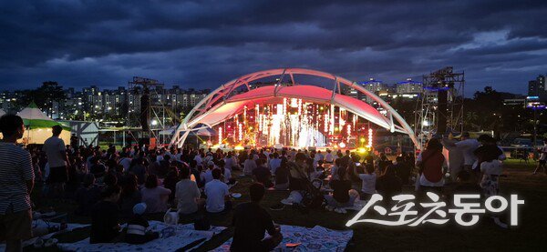 도청신도시 패밀리파크 잔디광장서 ‘여름밤 패밀리 MUSIC ON’ 행사가 진행되고 있다. 사진제공 ㅣ 예천군