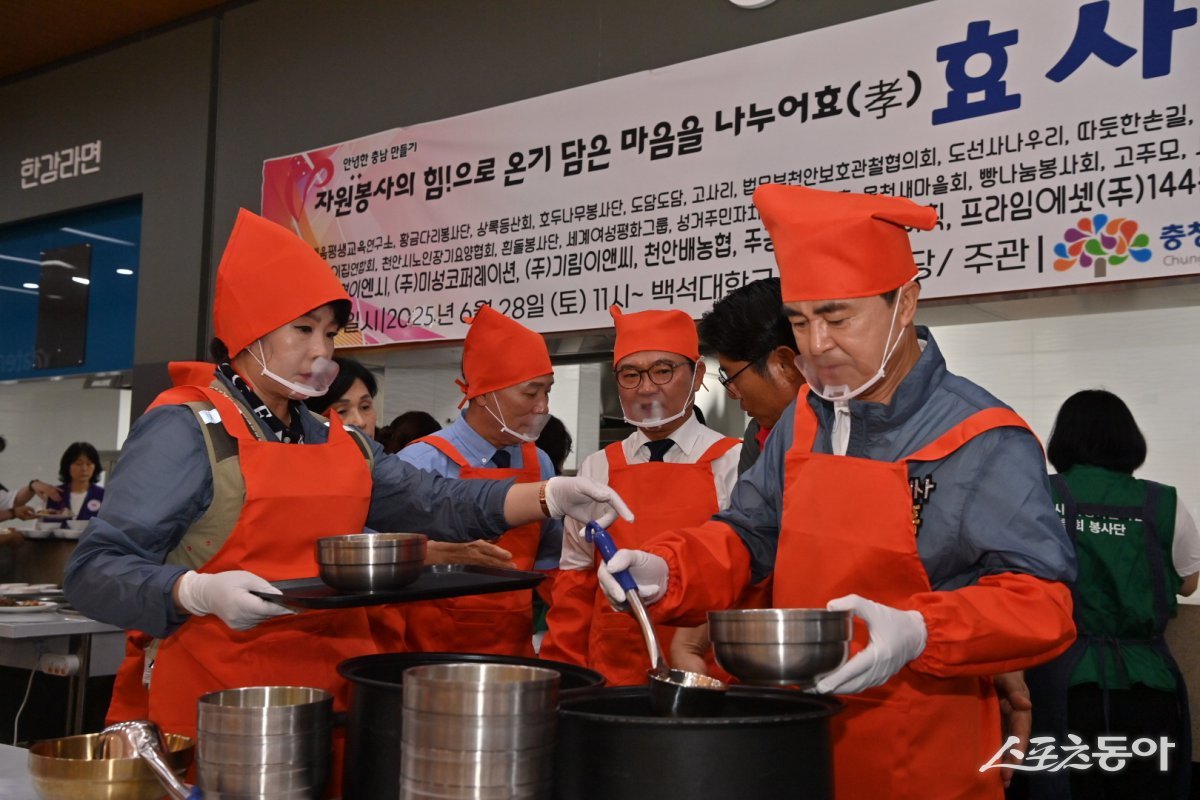 충청남도는 지난 28일 천안시 백석대학교 백석생활관에서 어르신들의 건강한 여름나기를 기원하는 ‘효사랑 나눔 한마당’ 행사를 개최했다(김태흠 지사 배식 봉사). 사진제공|충남도