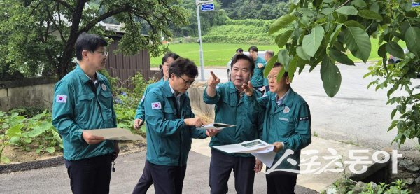 김학홍 경북도 행정부지사가 영주시 산사태 복구 현장을 찾아 상황을 점검하고 있다. 사진제공 ㅣ 경북도
