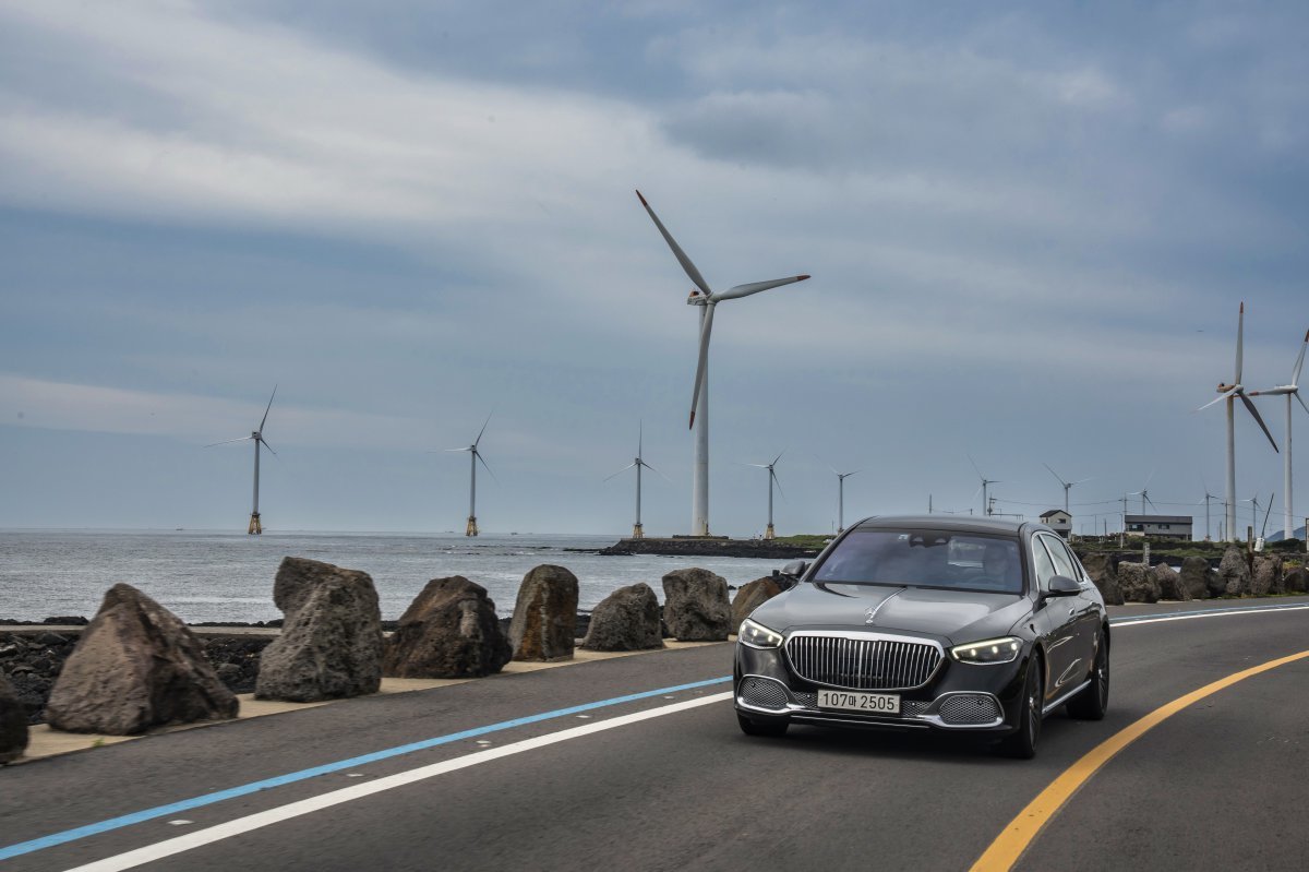 제주 1100도로 와인딩 로드에서 완벽한 승차감을 과시한 메르세데스-마이바흐 S 680. 사진제공 ｜메르세데스-벤츠 코리아