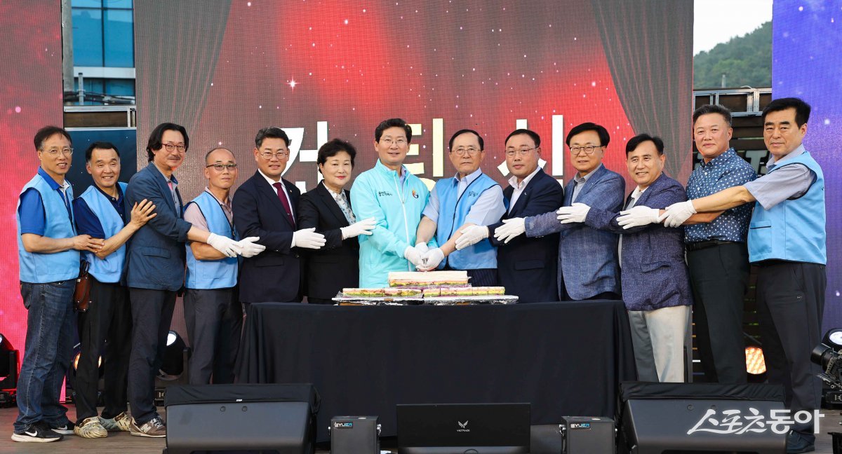 이상일 시장은 지난 27일 용인중앙시장 별빛마당 야시장 축제 개장식에 참석해 케이크 커팅을 하고 있다. 사진제공|용인시
