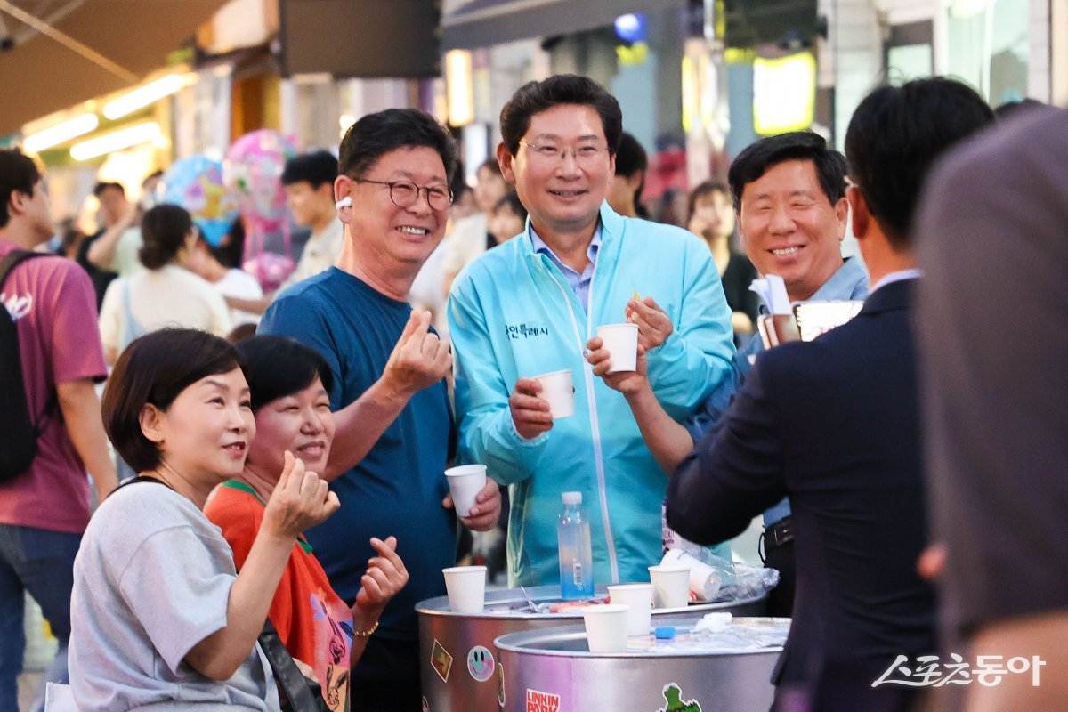 이상일 시장은 지난 27일 용인중앙시장 별빛마당 야시장 축제에 참석해 시민들과 소통을 이어갔다. 사진제공|용인시