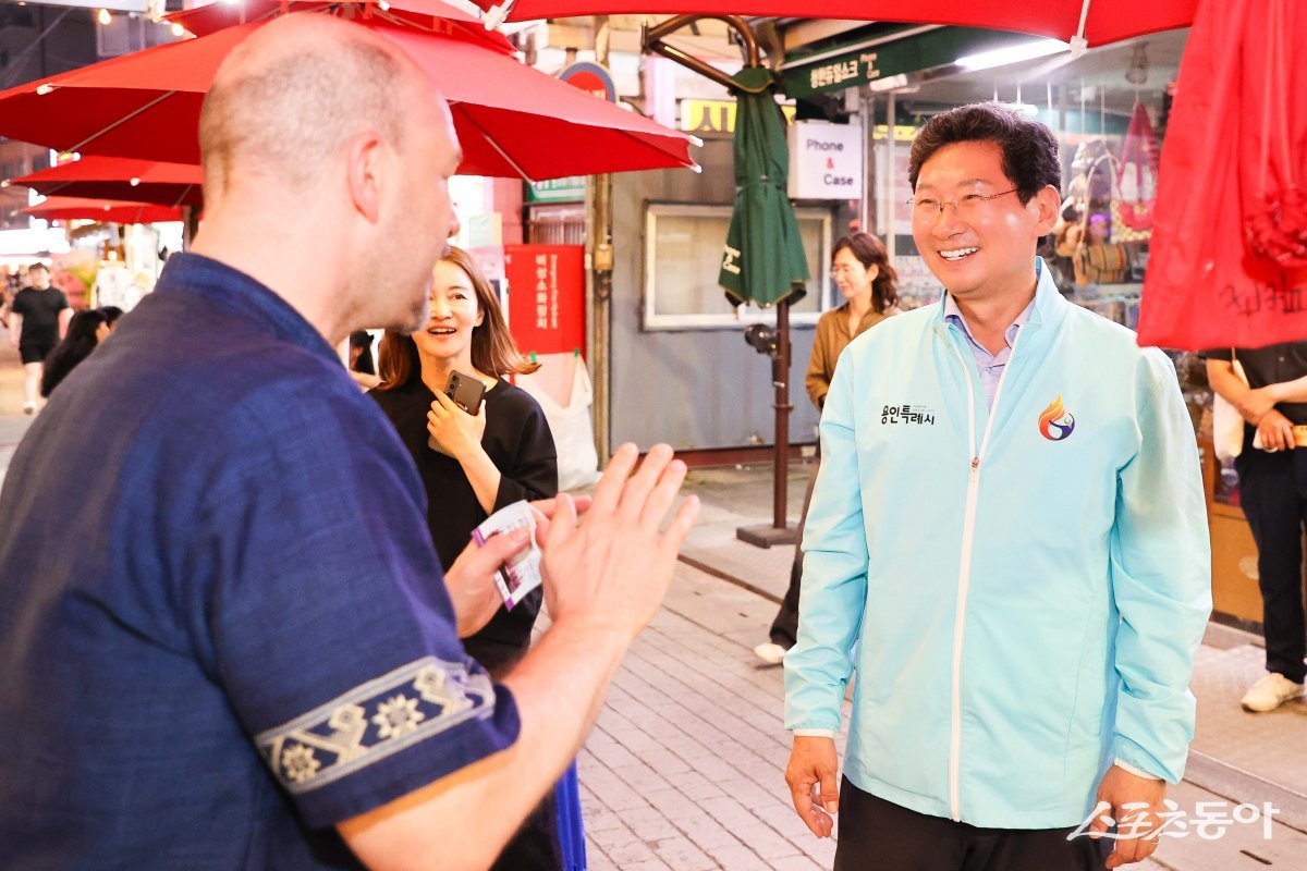 이상일 시장은 지난 27일 용인중앙시장 별빛마당 야시장 축제에 참석해 시민들과 소통을 이어갔다. 사진제공|용인시