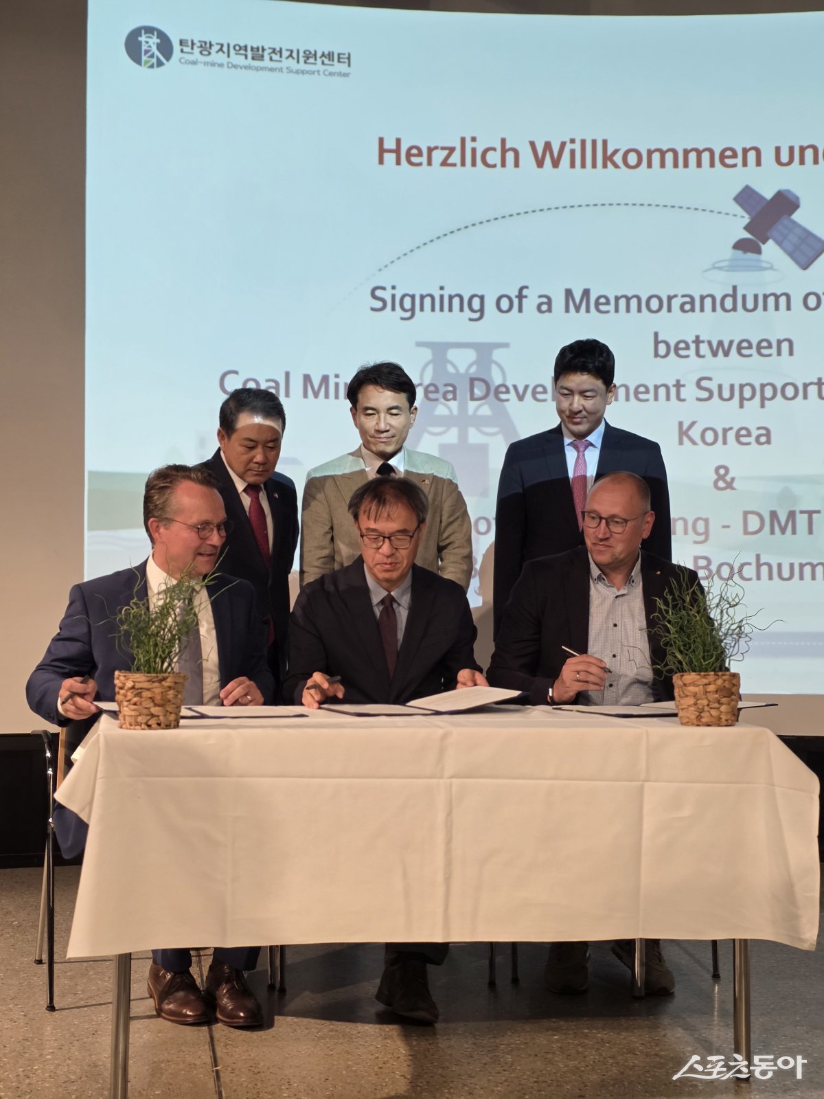 강원특별자치도(도지사 김진태) 유럽 방문단은 지난 6월 27일 독일의 대표적 폐광지역인 보훔과 에센을 방문해 폐광지역의 미래 대체산업 육성 방안을 모색하고, 파독 광부들의 활동 현장을 돌아보는 뜻깊은 일정을 소화했다. 사진제공｜강원도