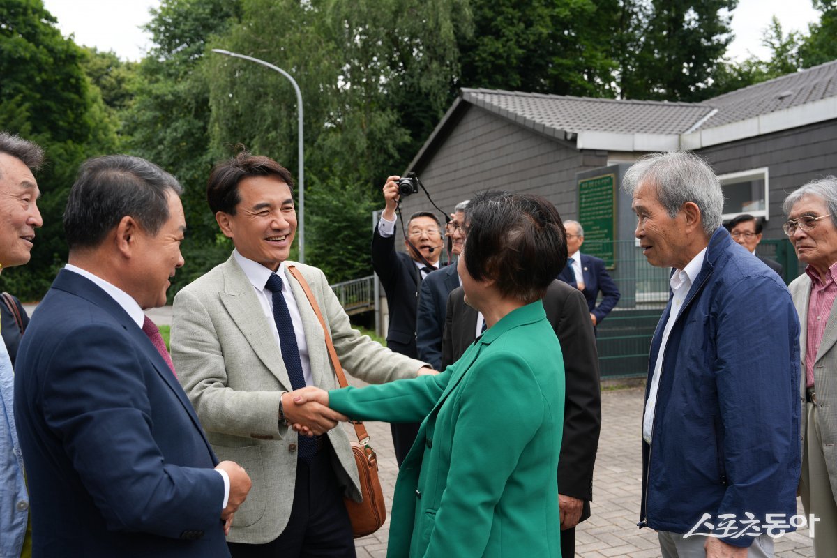 강원특별자치도(도지사 김진태) 유럽 방문단은 지난 6월 27일 독일의 대표적 폐광지역인 보훔과 에센을 방문해 폐광지역의 미래 대체산업 육성 방안을 모색하고, 파독 광부들의 활동 현장을 돌아보는 뜻깊은 일정을 소화했다. 사진제공｜강원도