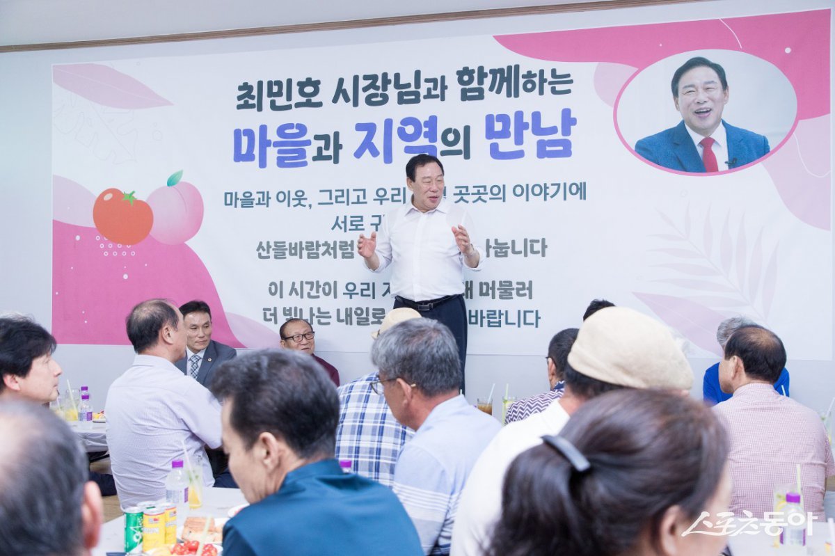 최민호 세종특별자치시장은 지난 27일 연서면 봉암2리를 찾아 ‘시장과 함께하는 1박 2일’ 소통 행정을 진행하며, 주민들과 함께 만들어가는 시정 구현을 약속했다. 사진제공|세종시