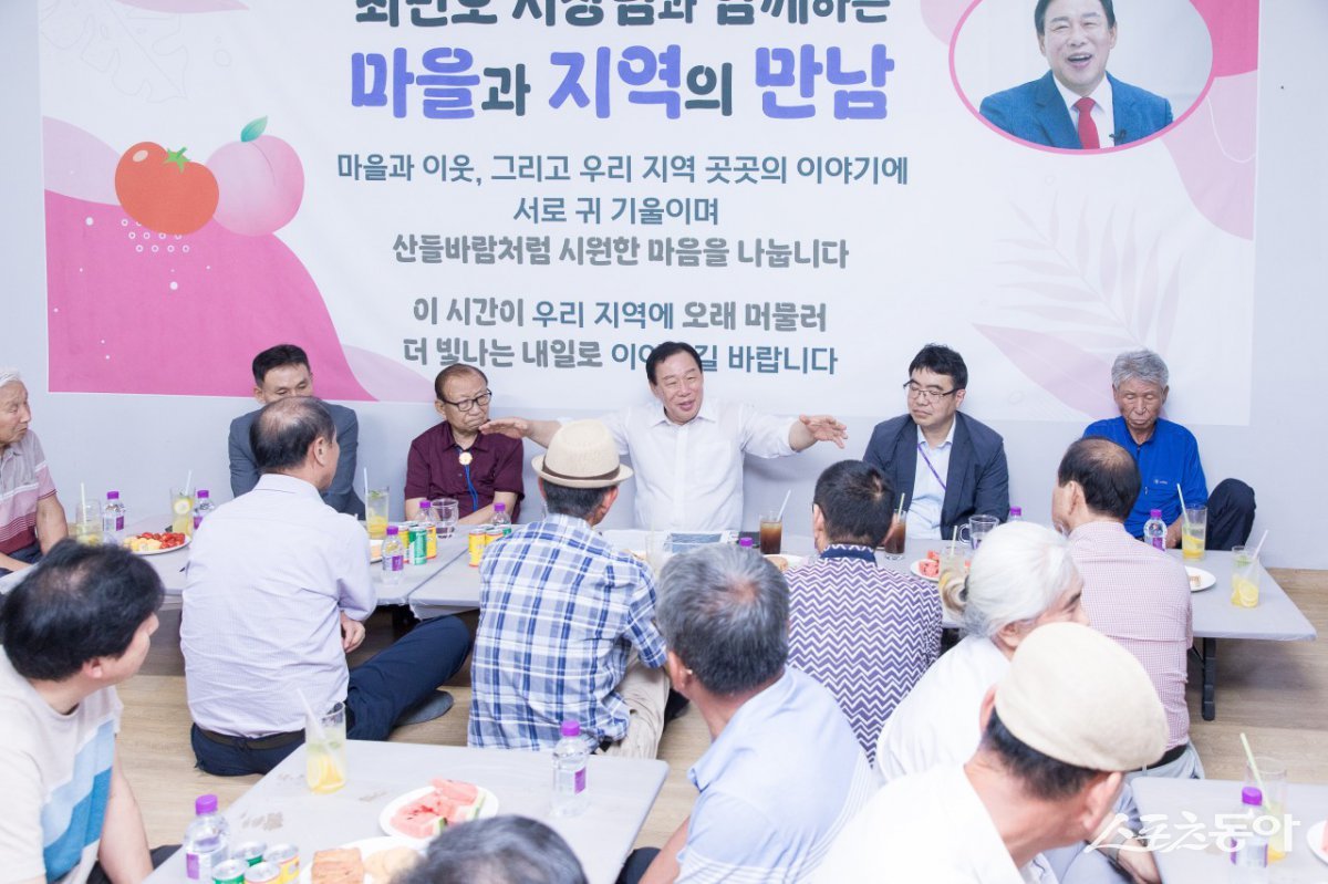 최민호 세종특별자치시장은 지난 27일 연서면 봉암2리를 찾아 ‘시장과 함께하는 1박 2일’ 소통 행정을 진행하며, 주민들과 함께 만들어가는 시정 구현을 약속했다. 사진제공|세종시