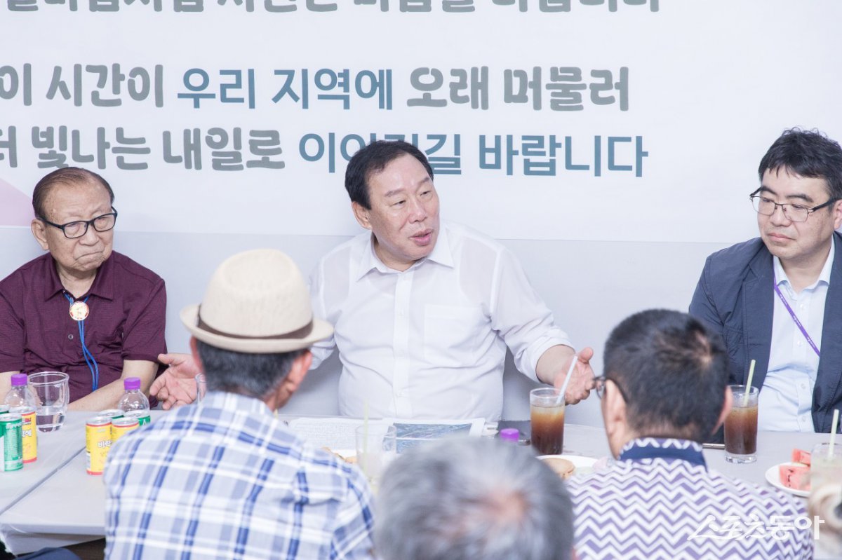 최민호 세종특별자치시장은 지난 27일 연서면 봉암2리를 찾아 ‘시장과 함께하는 1박 2일’ 소통 행정을 진행하며, 주민들과 함께 만들어가는 시정 구현을 약속했다. 사진제공|세종시