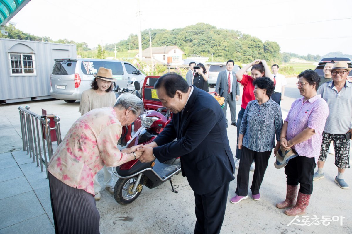 최민호 세종특별자치시장은 지난 27일 연서면 봉암2리를 찾아 ‘시장과 함께하는 1박 2일’ 소통 행정을 진행하며, 주민들과 함께 만들어가는 시정 구현을 약속했다. 사진제공|세종시