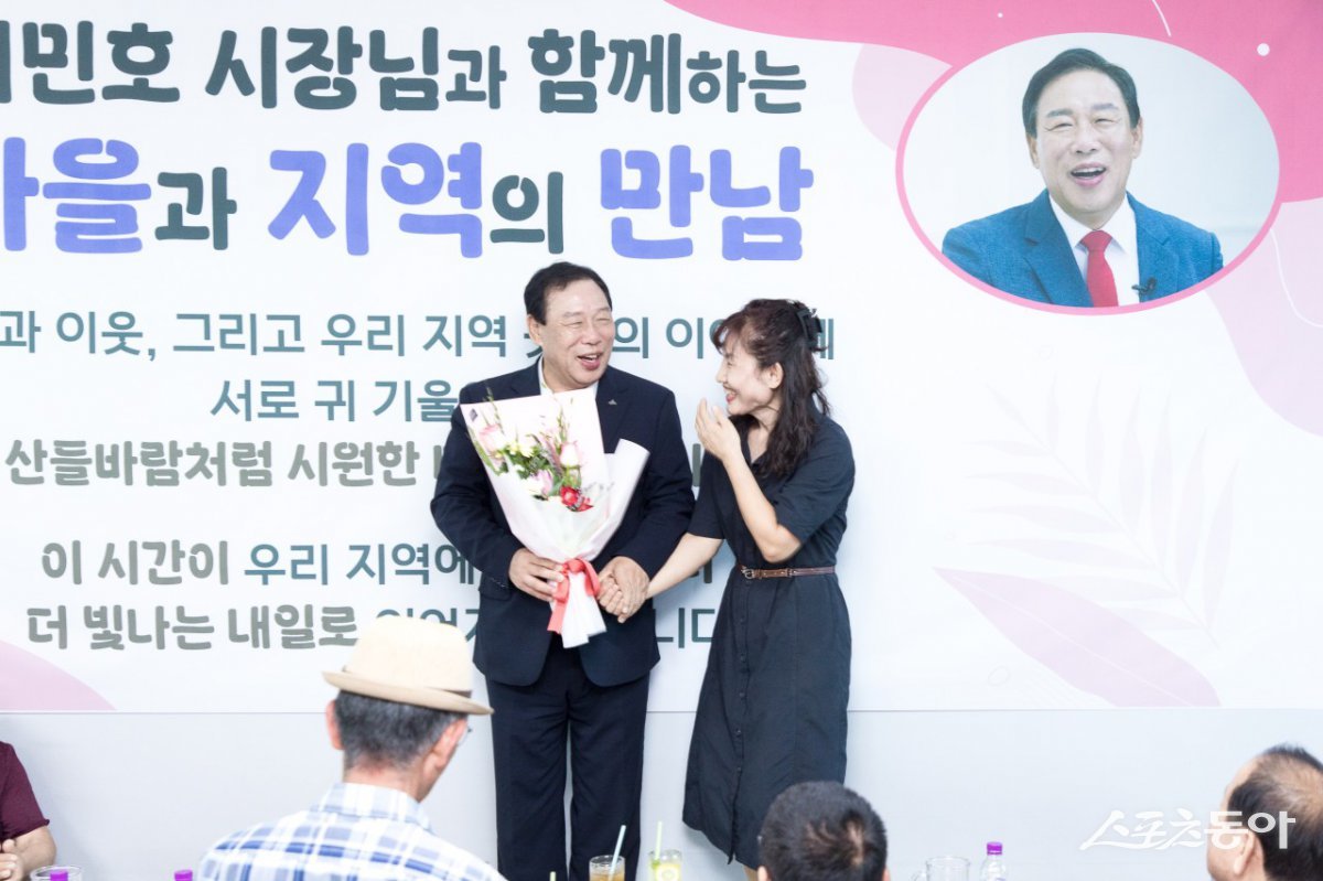 최민호 세종특별자치시장은 지난 27일 연서면 봉암2리를 찾아 ‘시장과 함께하는 1박 2일’ 소통 행정을 진행하며, 주민들과 함께 만들어가는 시정 구현을 약속했다. 사진제공|세종시