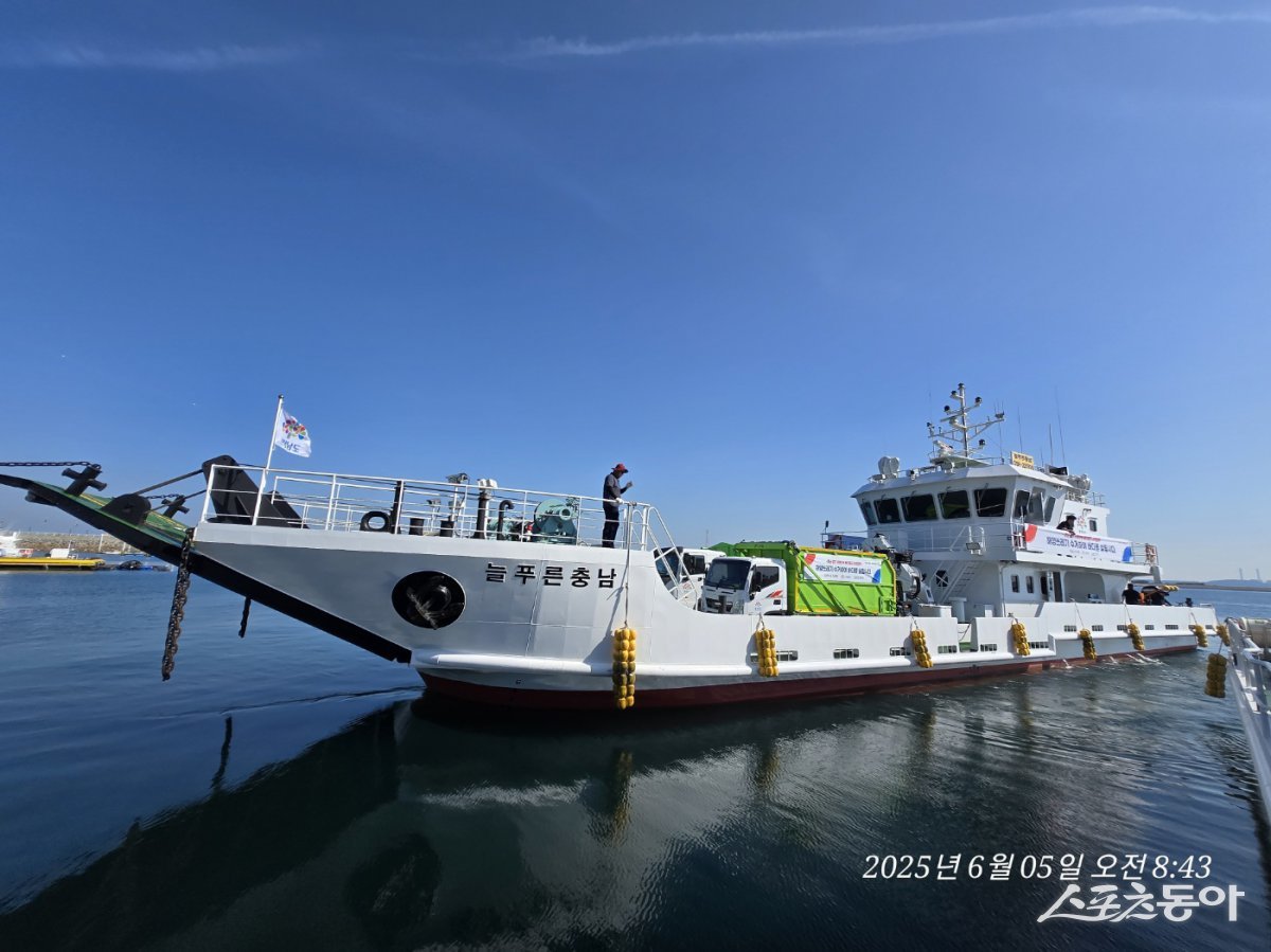 충남도와 전북도가 집중호우 시 급증하는 해양쓰레기 문제 해결을 위해 손을 맞잡았다(늘푸른충남호). 사진제공|충남도