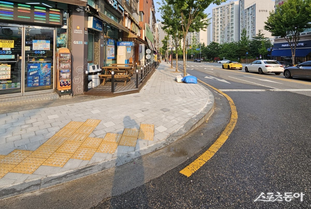 용인특례시(시장 이상일) 기흥구는 어린이들의 안전한 통학로 확보와 지역 주민들의 보행 편의 증진을 위해 관내 초등학교 인근 3개 구간의 보행환경 개선공사를 완료했다(흥덕초 공사 후 모습). 사진제공|용인시