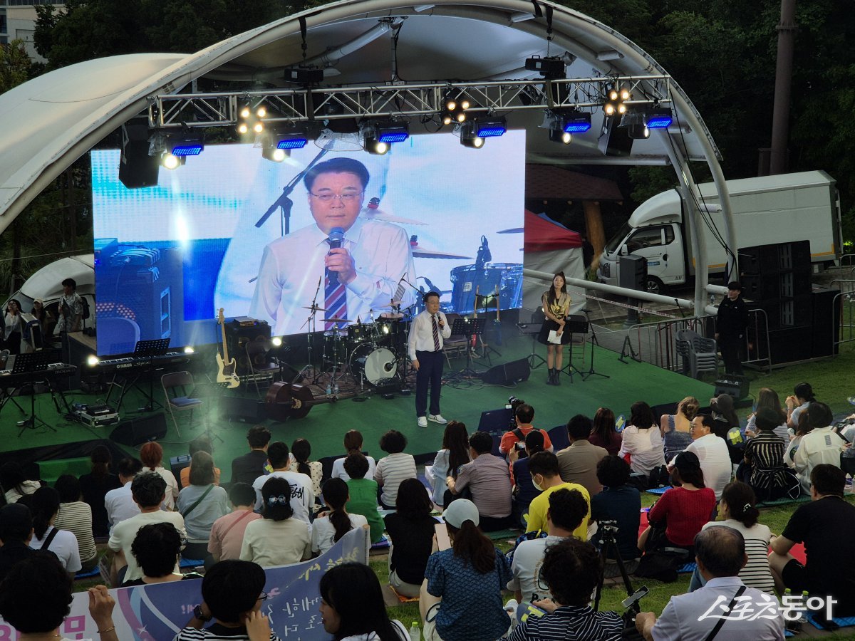 구복규 화순군수가 지난 28일 ‘화순 남산 힐링음악회’에서 인사말을 하고 있다. 사진제공=박성화 기자