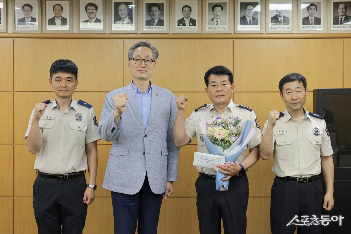 대전시(시장 이장우)는 지난 26일 시청에서 ‘2025년 상반기 민원으뜸상 표창장 수여식’을 개최하고, 국민신문고 민원 처리에 탁월한 성과를 보인 우수 부서와 직원을 표창했다. 사진제공|대전시