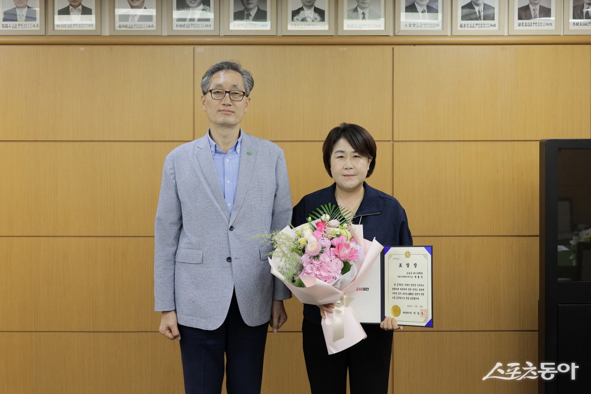 대전시(시장 이장우)는 지난 26일 시청에서 ‘2025년 상반기 민원으뜸상 표창장 수여식’을 개최하고, 국민신문고 민원 처리에 탁월한 성과를 보인 우수 부서와 직원을 표창했다. 사진제공|대전시