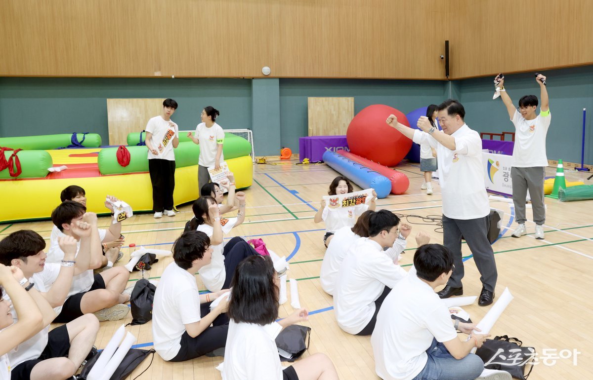 박승원 광명시장이 28일 열린 ‘광명시·금천구 제 2회 청년 연합 체육대회’에 참석해 광명시 청년들을 응원하고 있다. 사진제공|광명시