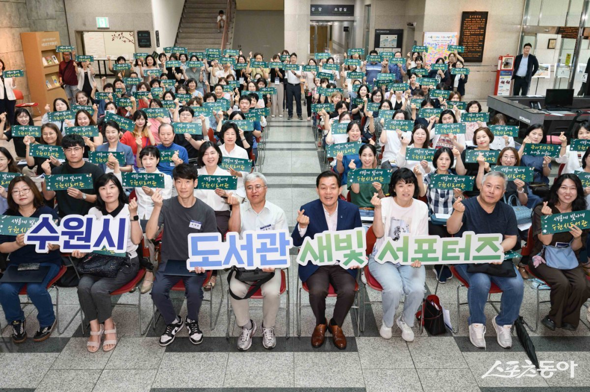 이재준 시장과 도서관 새빛 서포터즈가 함께하고 있다. 사진제공|수원시