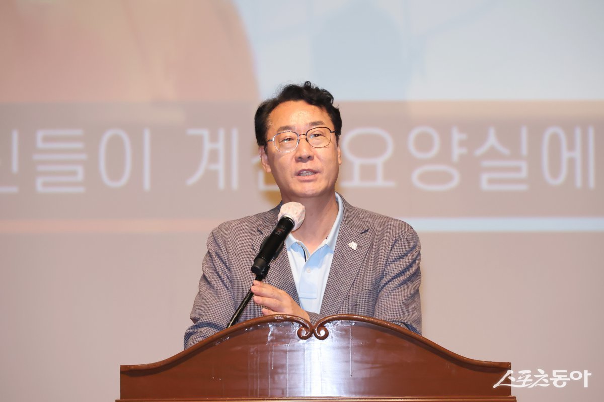 정명근 화성특례시장이 28일 장안대학교 일야아트홀에서 열린 ‘2025년 요양보호사의 날’ 기념식에서 축사를 하고 있다. 사진제공|화성시