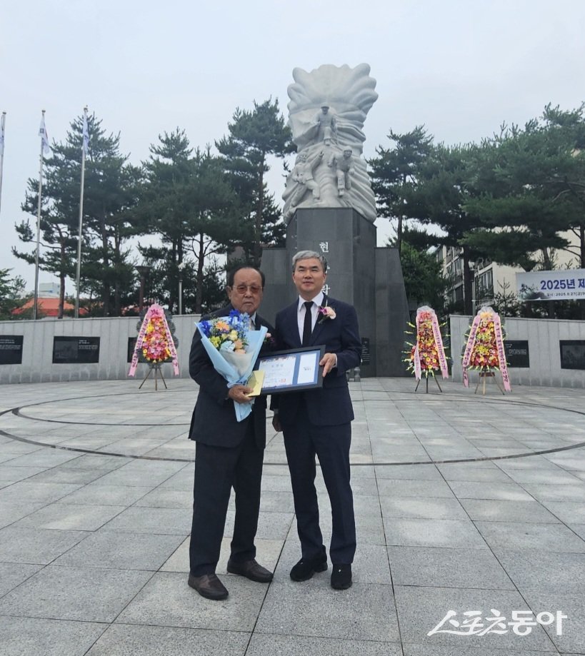 정구원 화성특례시 제1부시장이 해외파병 유공자와 기념촬영을 하고 있다. 사진제공|화성시