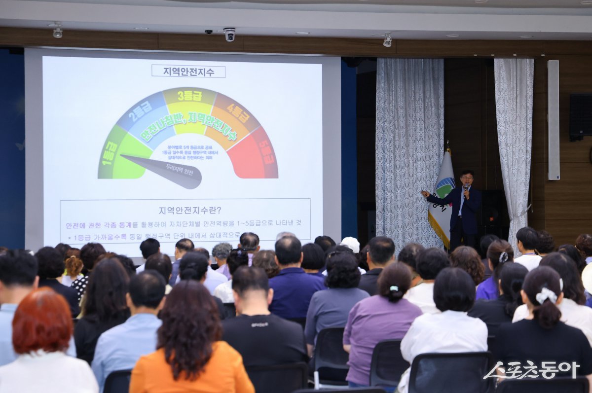 의왕시(시장 김성제)는 지난 27일 시청 대회의실에서 지역·직장 민방위대장 180여 명이 참석한 가운데 ‘2025년 찾아가는 민방위대장 교육’을 성황리에 개최했다. 사진제공|의왕시