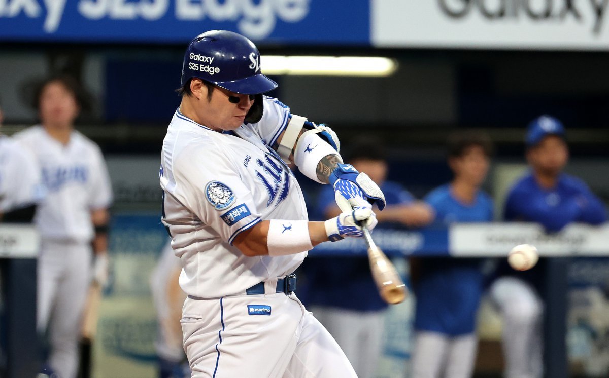 삼성 박병호는 28일 내복사근 부상으로 1군 엔트리에서 제외됐다. 3~4주간 치료가 필요하다는 소견이 나왔는데, 박진만 삼성 감독은 29일 “생각보다 상처가 깊지 않아 다행”이라고 위안삼았다. 뉴시스