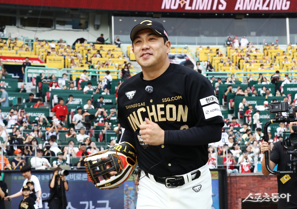 SSG 김강민이 28일 인천SSG랜더스필드에서 열린 한화와 홈경기를 앞두고 은퇴 선수 특별 엔트리로 등록된 뒤 중견수 자리로 뛰어가고 있다. 사진제공|SSG 랜더스